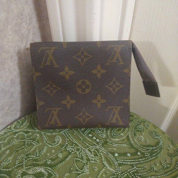 Louis Vuitton Monogram Pouch 12 - Picture 2 of 15